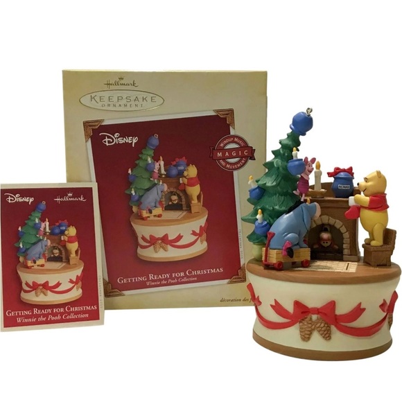 2005 Getting Ready for Christmas,QXD4212, Winnie the Pooh,musical ornament - Picture 1 of 8